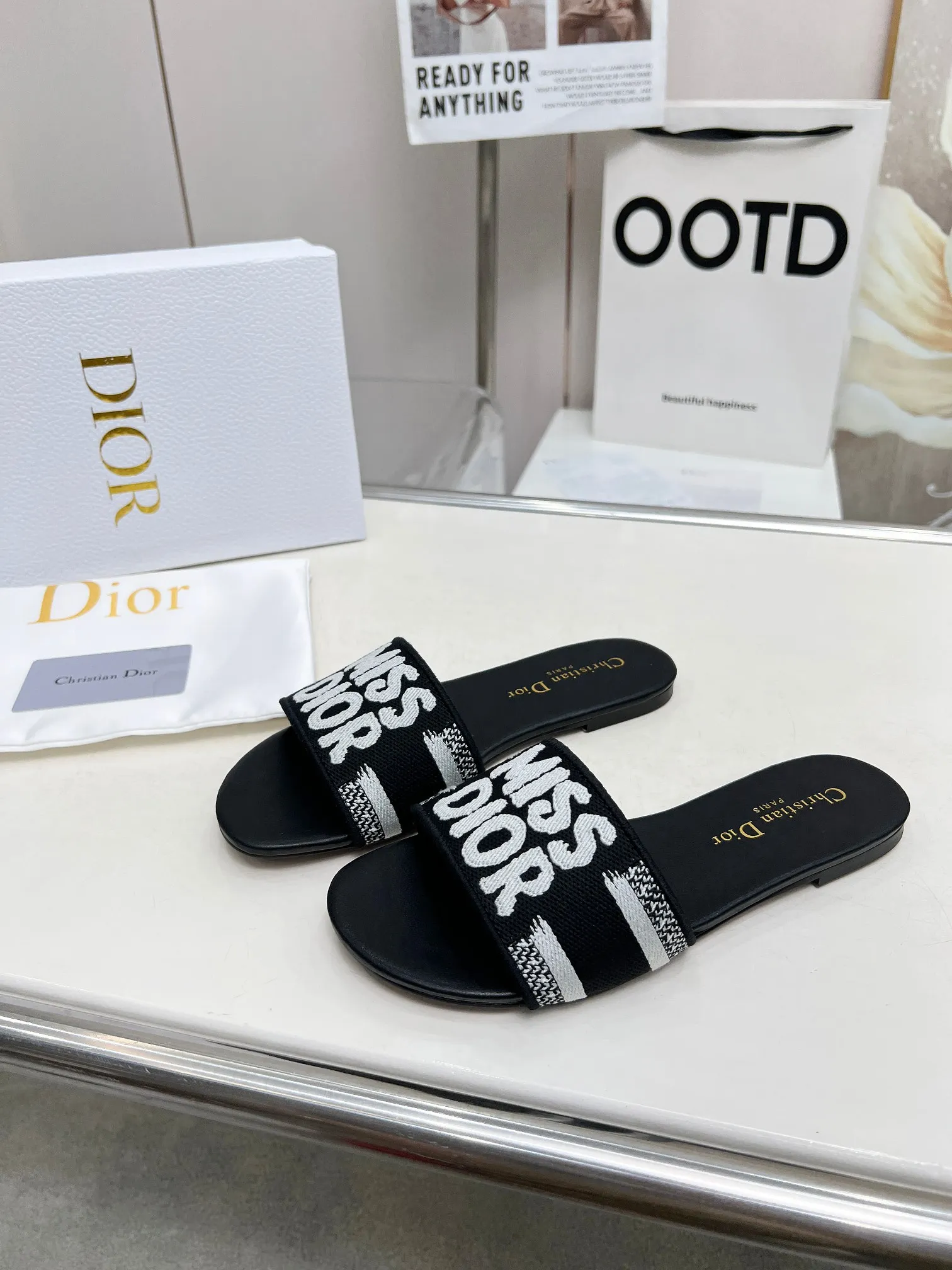 👟👟Ex-factory price 300👟👟 •Dior women's presbyopic embroidered leather-soled slippers Christian Dior has always been synonymous with magnificence and elegance, and has always been at the top of the fashion world👍 What is particularly worth mentioning is: the embroidered ✨ pattern on the sole, which reproduces one of the cherished symbols of Christian Dior✅More than a hundred colors to choose from ◽️️Upper: selected top-quality embroidered cotton ◽️Inner lining: imported sheepskin ◽Number 35-40 (41.42.43 customized)